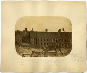 Caserne occidentale et parade, Bataille de Fort Sumter, 15 avril 1861