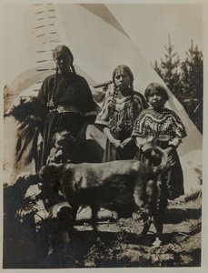 Femme, deux filles et un enfant avec un chien, ca. 1900