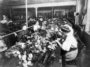 Femmes cousant des ours en peluche dans une usine, vers 1915 - American Photographer