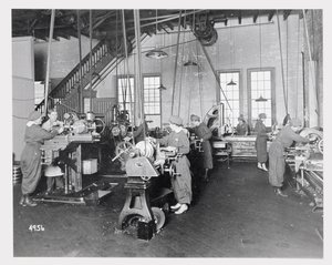 Femmes travaillant dans des usines pendant la Première Guerre mondiale, c.1917 - American Photographer