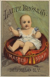Bébé secouant un hochet