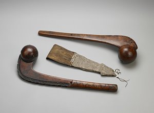 Massues à tête de boule (bois et laiton)