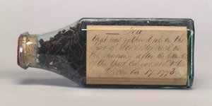 Feuilles de thé de la Boston Tea Party dans une bouteille en verre, collectées par T.M. Harris, Dorchester Neck, décembre 1773 - American School