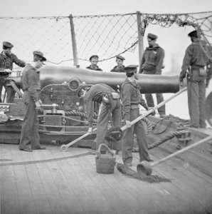Marins fédéraux manœuvrant un canon Dahlgren de 9 pouces