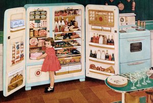 Fille sortant un gâteau rose d