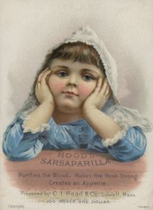 Fille appuyée sur une table