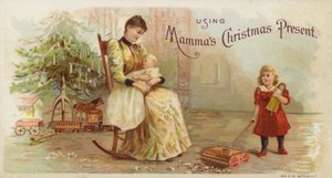 Fille utilisant un balai mécanique pendant que la mère berce le bébé