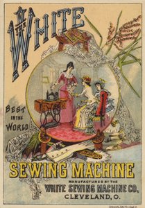 Dames regardant une machine à coudre