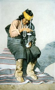 Homme Pueblo perçant de la turquoise, vers 1905 - American School