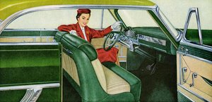 Femme assise au volant d