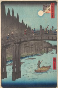 Pleine lune sur le canal, avec pont et énormes piles de bambou le long de la rive