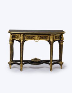 Une paire de tables de console en écaille de tortue brune montée en or moulu, vers 1710 - Andre Charles (attr. to) Boulle