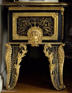 Mobilier de Louis XIV : commode avec incrustation de métal et acanthe par André Boulle