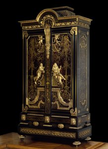 Mobilier de style Louis XIV (1661-1715) : armoire décorée de figures d