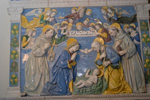 Nativité avec Saint François et Saint Antoine, terre cuite émaillée par Andrea Della Robbia, sanctuaire de La Verna, Chiusi della Verna, Toscane, Italie