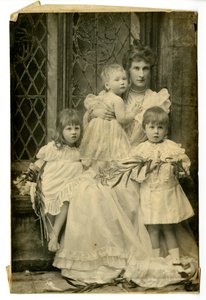 La duchesse Evelyn et trois enfants