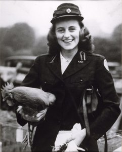 Kick Kennedy portant un uniforme de la Croix-Rouge américaine à Londres