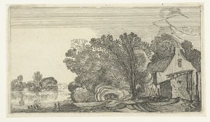 Ferme entre les arbres au bord d