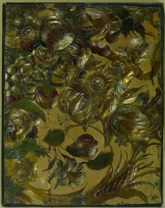 Fragment de cuir doré avec ornement en relief de rinceaux, fleurs, fruits et un putto