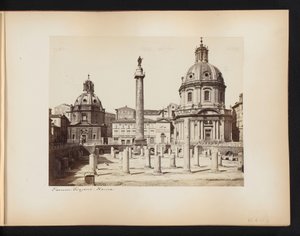 Vue du Forum de Trajan à Rome, avec la colonne de Trajan et les églises Santissimo Nome di Maria et Santa Maria di Loreto, Italie - Anonymous