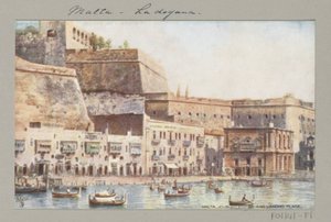 Vue sur la côte de Malte avec quai et bâtiment des douanes