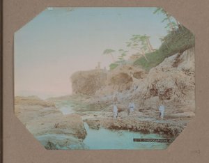 Hommes et femmes sur la côte près de Chigogafuchi à Enoshima, Japon - Anonymous