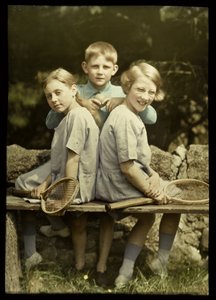 Portrait de deux filles avec des raquettes de tennis et un garçon avec une balle de tennis - Anonymous