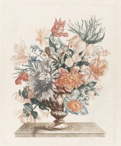 Vase en pierre avec des fleurs sur un plateau