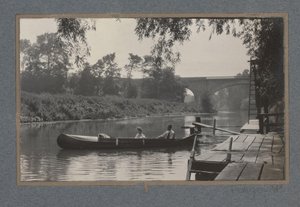 Deux personnes dans un canoë