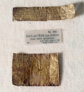 Antiquités chrétiennes : phylactère en or (morceau de parchemin) d