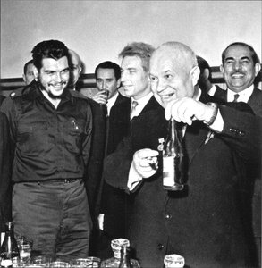 Ernesto Che Guevara (1928-1967) et Nikita Khrouchtchev (1894-1971) à Moscou, Anonyme. Photographie - Anonymous Anonymous