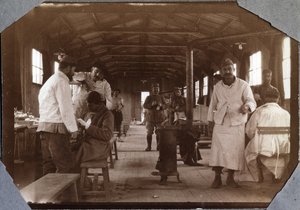 Première Guerre mondiale 1914-1918 : salle de pansement pour soldats français blessés. Couville dans la Manche, Basse-Normandie, France. Photographie anonyme mai 1917. Collection privée, Stella. - Anonymous Anonymous