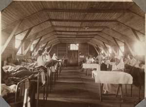 Première Guerre mondiale 1914-1918 : soldats blessés et infirmières de la Croix-Rouge française, camp de Couville dans la Manche, Basse-Normandie, France. Photographie anonyme juillet 1917. Collection privée, Stella. - Anonymous Anonymous