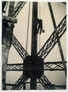 Peintre sur la Tour Eiffel en 1889, Paris