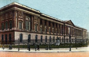 Paris : vue extérieure de la Colonnade du Louvre construite par Claude Perrault (1613-1688). Photographie de 1920 dans 