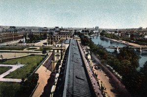 Paris : panorama vers le Louvre. La Seine et la Cathédrale Notre-Dame, à droite. Photographie de 1920 dans "Album Artistique" de la ville de Paris. Collection privée. - Anonymous Anonymous