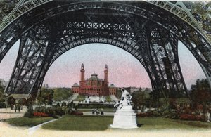 Paris : le Palais du Trocadéro vu sous la Tour Eiffel. Photographie de 1920 dans "Album Artistique" de la ville de Paris. Collection privée. - Anonymous Anonymous
