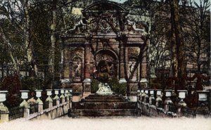 Paris : vue de la Fontaine Médicis dans les jardins du Luxembourg. Photographie de 1920 dans 