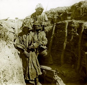 Photographie - Plaque de verre stéréoscopique sur la Première Guerre mondiale : Poilu portant la combinaison pour résister aux attaques au gaz - Anonymous Anonymous