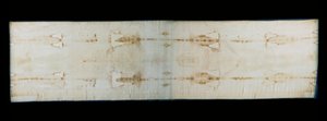 Le Saint Suaire de Turin (ou suaire ou sacra sindone), drap en lin montrant des traces (supposées celles du Christ) de torture d