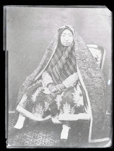 Portrait en studio : La mère de Nasir Al-Din Shah, Mahd-i Awliya - Antoin Sevruguin