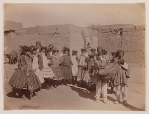 Groupe de femmes dansant en costume tribal