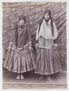 Deux femmes en costume tribal
