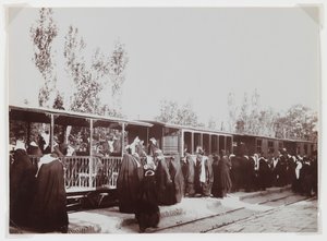 Femmes voilées montant dans un train - Antoin Sevruguin