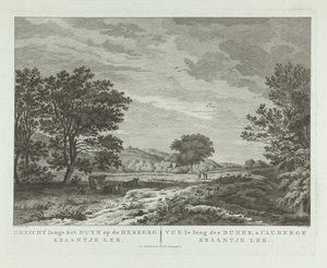 Paysage de dunes avec une famille marchant