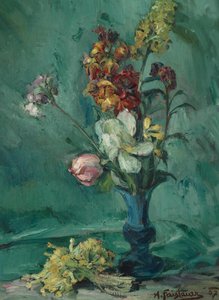Fleurs dans un vase bleu et bouquet de primevères