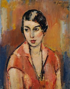 Jeune femme en robe rose