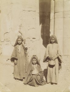Filles arabes portant de l