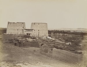 Edfou, vue du pylône et du village - Antonio Beato