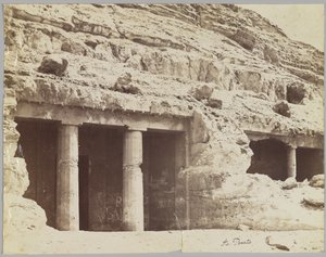 Tombes à Beni Hasan, vue de la façade des tombes de Khnum-hotep et Beni Hasan - Antonio Beato